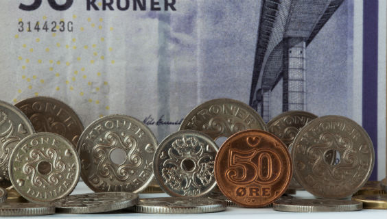 Danske mønter foran en halvtredser